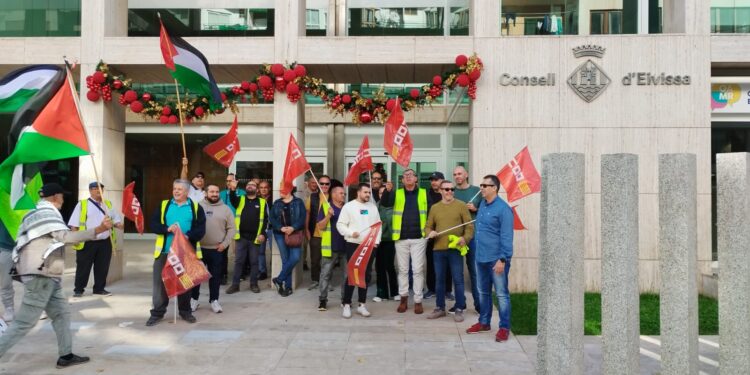 Parte de los conductores de la concentración se han desplazado al Consell después de pasar por el CETIS. Fotos CCOO