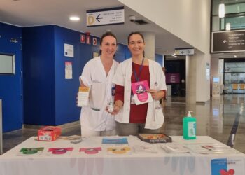 Catia Serra, enfermera de la Unidad de Control de Infecciones, y Eva Ríos, enfermera de Seguridad del Paciente, en una de las mesas informativas. Foto: ASEF