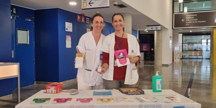 Catia Serra, enfermera de la Unidad de Control de Infecciones, y Eva Ríos, enfermera de Seguridad del Paciente, en una de las mesas informativas. Foto: ASEF