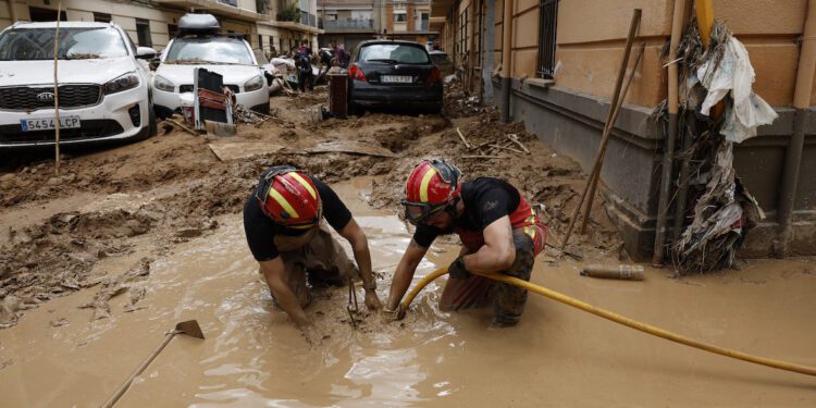 Efectivos de la UME limpian una calle afectada en Paiporta. EFE/Biel Aliño