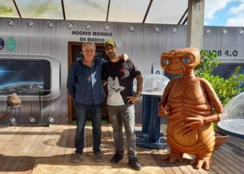 Eduardo Mayol y Rubén Romero, frente al planetario de BIBO PARK. Foto: Ibiza Botánico Biotecnológico
