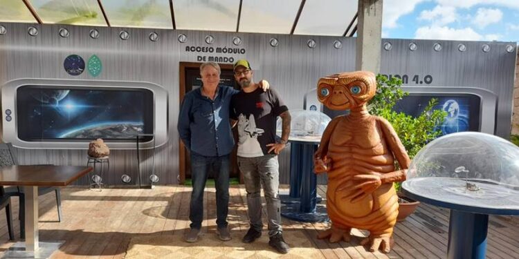 Eduardo Mayol y Rubén Romero, frente al planetario de BIBO PARK. Foto: Ibiza Botánico Biotecnológico