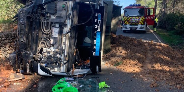 Estado en el que ha quedado el camión después de volcar. Foto: Bombers d'Eivissa