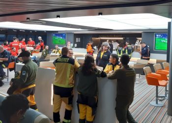 Los profesionales de Emergencias, en el barco hacia Valencia. Foto: Govern balear