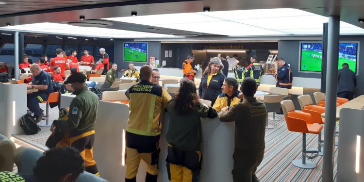 Los profesionales de Emergencias, en el barco hacia Valencia. Foto: Govern balear