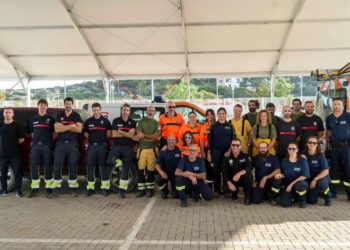 Profesionales de emergencias desplazados a Valencia en un nuevo contingente. Foto: Bombers d'Eivissa