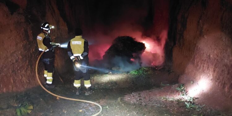 Imagen de la intervención de esta madrugada. FOTO: @bombersdeivissa
