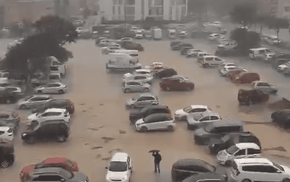 Aparcamiento inundado.