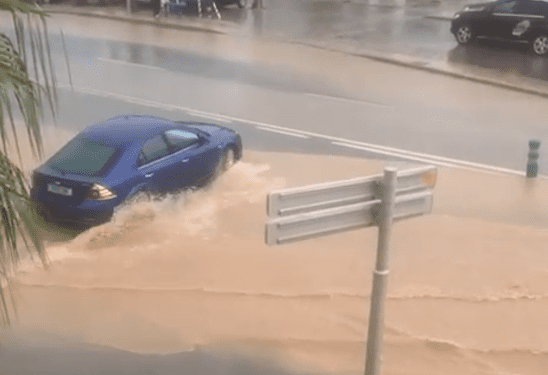 Acumulación de agua por la lluvia caída a primera hora de la tarde en Ibiza.