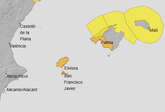 Previsión de Aemet para el martes en las Piiüses, con aviso naranja por precipitaciones.