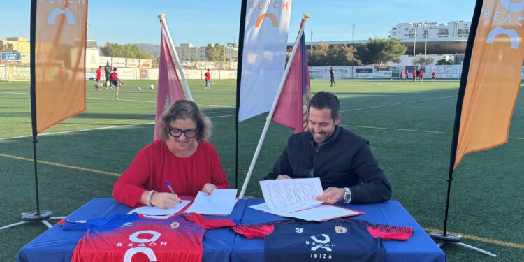 Firma del acuerdo. Foto: SD Portmany