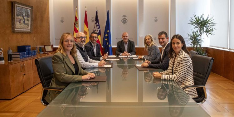 Encuentro para la firma de los convenios. Foto: Consell de Ibiza