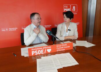 Josep Marí Ribas, 'Agustinet' y Elena López, durante una rueda de prensa en el PSOE.