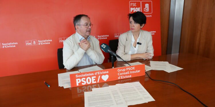 Josep Marí Ribas, 'Agustinet' y Elena López, durante una rueda de prensa en el PSOE.