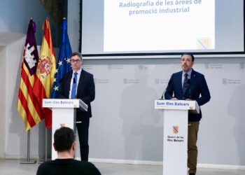 El portavoz del Govern, Toni Costa, y el conseller Alejandro Sáenz de San Pedro, en rueda de prensa. Foto: Govern balear