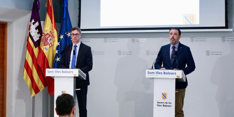El portavoz del Govern, Toni Costa, y el conseller Alejandro Sáenz de San Pedro, en rueda de prensa. Foto: Govern balear