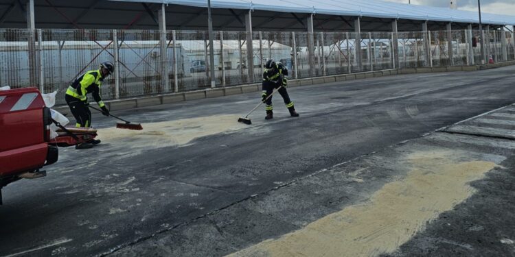 Limpieza del vertido. Foto: Bombers d'Eivissa