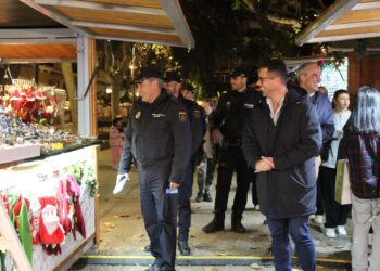 El alcalde de Vila, Rafael Triguero, presenta la campaña ‘Comerç segur’ junto a la Policía Local de Ibiza y la Policía Nacional.