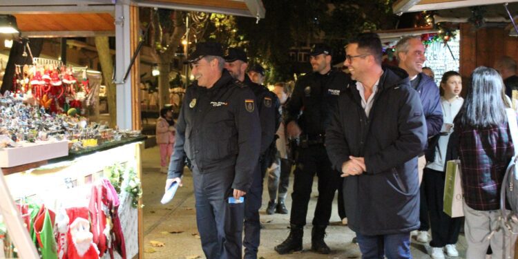 El alcalde de Vila, Rafael Triguero, presenta la campaña ‘Comerç segur’ junto a la Policía Local de Ibiza y la Policía Nacional.