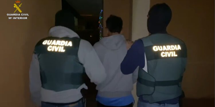Detención de uno de los dos asaltantes. Foto: Guardia Civil