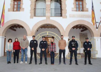 Los nuevos agentes posan junto a las autoridades. Foto: Ayuntamiento de Santa Eulària