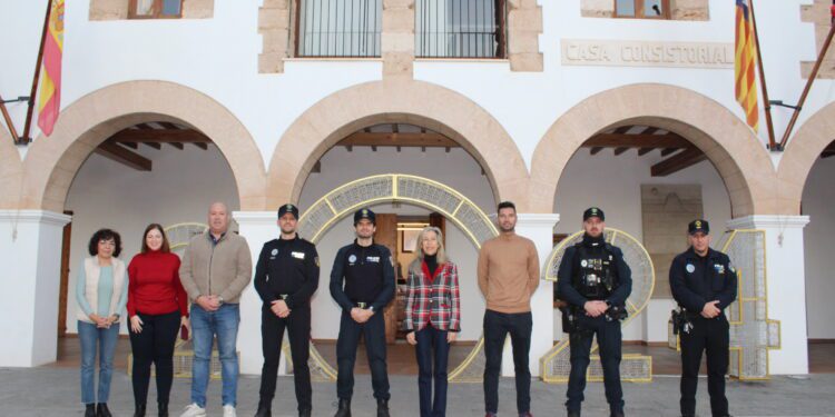 Los nuevos agentes posan junto a las autoridades. Foto: Ayuntamiento de Santa Eulària