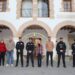 Los nuevos agentes posan junto a las autoridades. Foto: Ayuntamiento de Santa Eulària