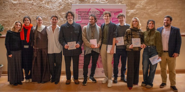 Francisco Lara de la Cámara en el centro de la imagen con bufanda gris.