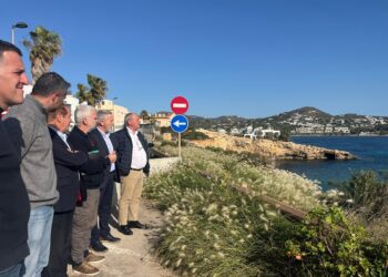 El conseller del Mar y del Ciclo del Agua, Juan Manuel Lafuente; el director general de Recursos Hídricos, Joan Calafat; el gerente de Abaqua, Emeterio Moles, y Jordi Grivé, el cuarto teniente de alcalde y concejal de Medio Ambiente del Ayuntamiento de Ibiza, visitaron esta semana las obras para evaluar de primera mano el progreso de los trabajos en marcha.