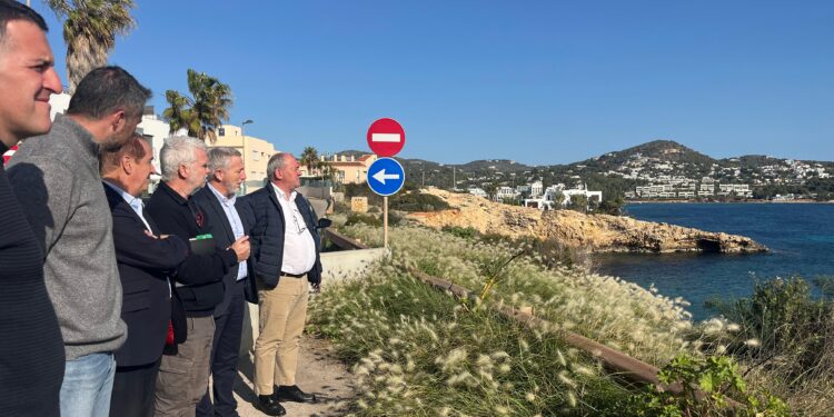 El conseller del Mar y del Ciclo del Agua, Juan Manuel Lafuente; el director general de Recursos Hídricos, Joan Calafat; el gerente de Abaqua, Emeterio Moles, y Jordi Grivé, el cuarto teniente de alcalde y concejal de Medio Ambiente del Ayuntamiento de Ibiza, visitaron esta semana las obras para evaluar de primera mano el progreso de los trabajos en marcha.