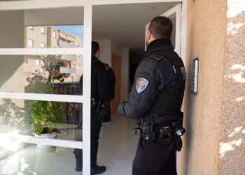 Imagen de archivo de una inspección a un edificio con pisos de alquiler turístico ilegal.