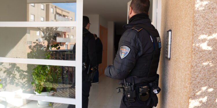 Imagen de archivo de una inspección a un edificio con pisos de alquiler turístico ilegal.