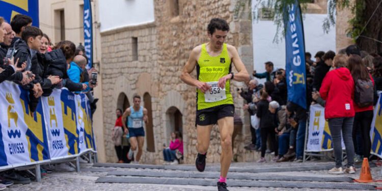 Una edición anterior de la Pujada a la Catedral de Ibiza. Imagen Dani Becerra.
