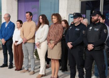 El minuto de silencio por el asesinato de un niño de 2 años en Jaén se convierte también en repulsa por la mujer apuñalada en Ibiza por su expareja.