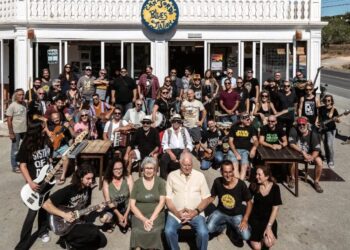 Foto de familia del local que ha inundado las redes sociales y que fue la portada del libro 'Can Jordi Blues Station: 10 años de revolución cultural' de Xescu Prats con fotos de Joan F. Ribas.