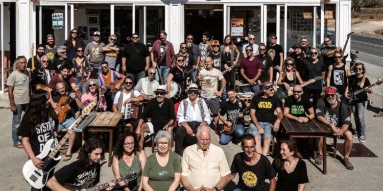 Foto de familia del local que ha inundado las redes sociales y que fue la portada del libro 'Can Jordi Blues Station: 10 años de revolución cultural' de Xescu Prats con fotos de Joan F. Ribas.