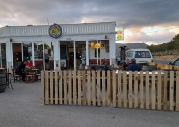 Parte de la valla instalada en el perímetro de la terraza de Can Jordi. Foto Alejandro Moreno