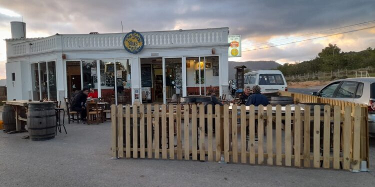 Parte de la valla instalada en el perímetro de la terraza de Can Jordi. Foto Alejandro Moreno