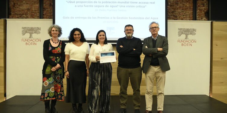 Entrega del premio. Foto: iagua