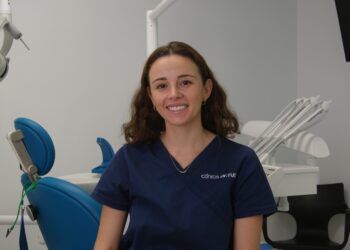 La odontóloga María Fernández Cardona en la Clínica Dr. Rull