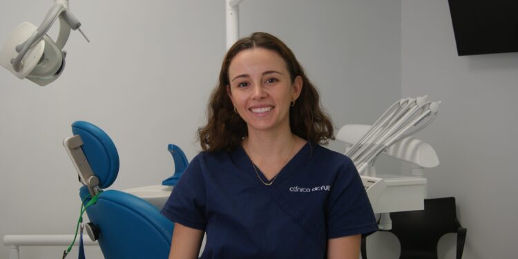 La odontóloga María Fernández Cardona en la Clínica Dr. Rull