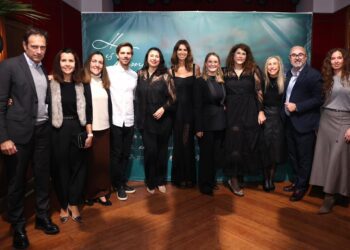 En el centro de la imagen, Carmen Vidal, directora, junto a Ana Vide, productora y actriz y Marga Prohens junto a autoridades y el actor Marc Clotet.