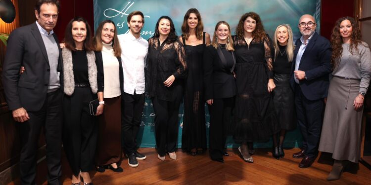 En el centro de la imagen, Carmen Vidal, directora, junto a Ana Vide, productora y actriz y Marga Prohens junto a autoridades y el actor Marc Clotet.