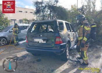 Imagen del vehículo calcinado durante la intervención de los bomberos. Imagen Bombers d'Eivissa