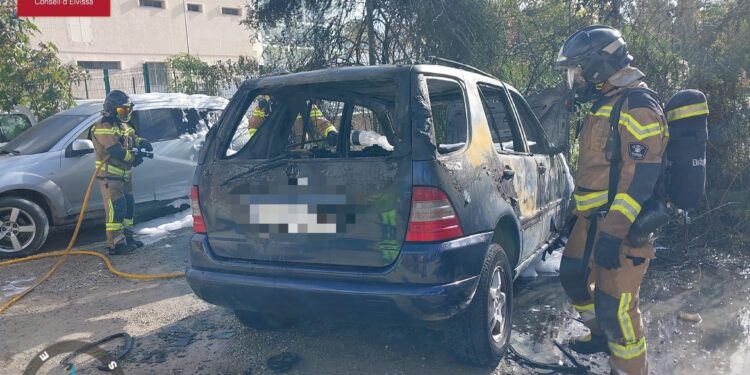 Imagen del vehículo calcinado durante la intervención de los bomberos. Imagen Bombers d'Eivissa
