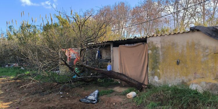 Aspecto de la infravivienda que ha ardido. Fotos Protección Civil