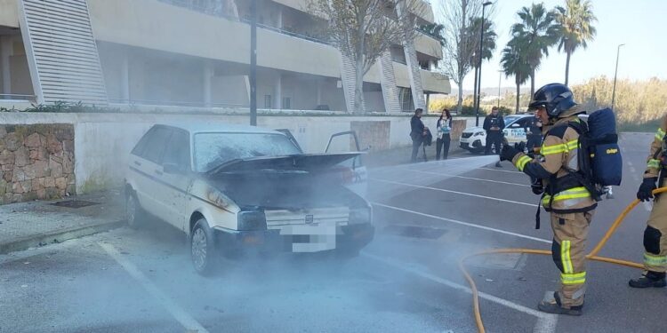 Bomberos durante el servicio del incendio del Seat Ibiza.