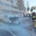 Bomberos durante el servicio del incendio del Seat Ibiza.
