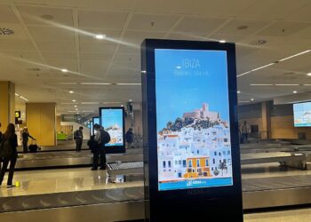 Pantallas de publicidad dinámica del aeropuerto de Ibiza con una imagen que no representa a la ciudad sino una especie de recreación. Fotos cedidas a Noudiari J. T