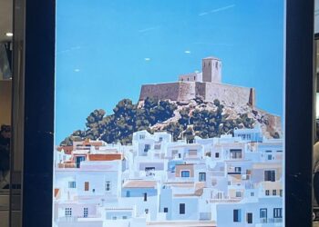 Detalle de la imagen falsa de Ibiza, hecha con IA en el aeropuerto. Cedida a Noudiari J. T